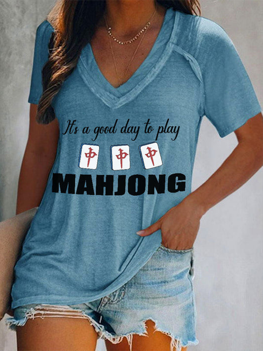 Frauen, es ist ein guter Tag, um Mahjong V-Ausschnitt Tops zu spielen
