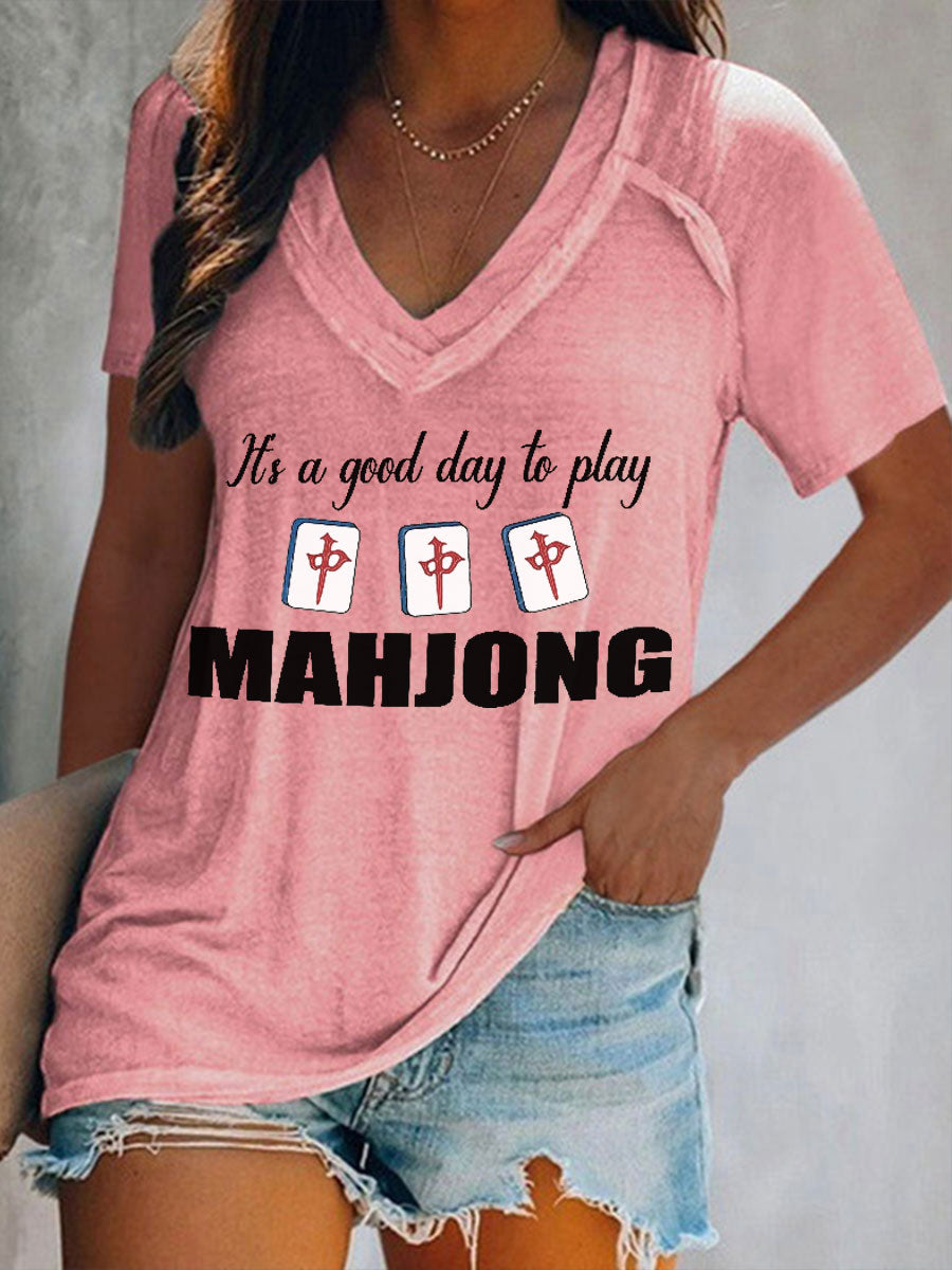 Frauen, es ist ein guter Tag, um Mahjong V-Ausschnitt Tops zu spielen