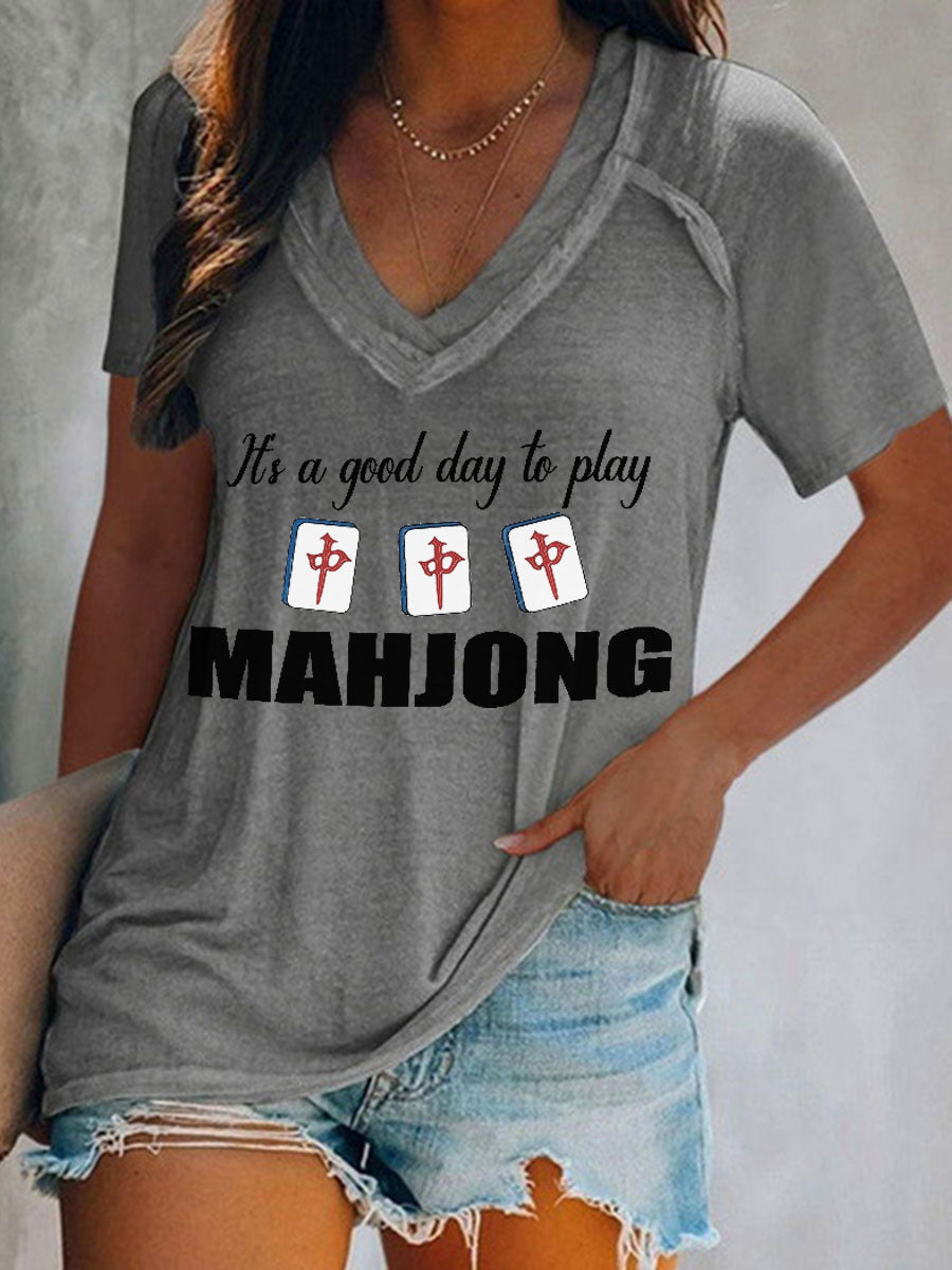 Frauen, es ist ein guter Tag, um Mahjong V-Ausschnitt Tops zu spielen