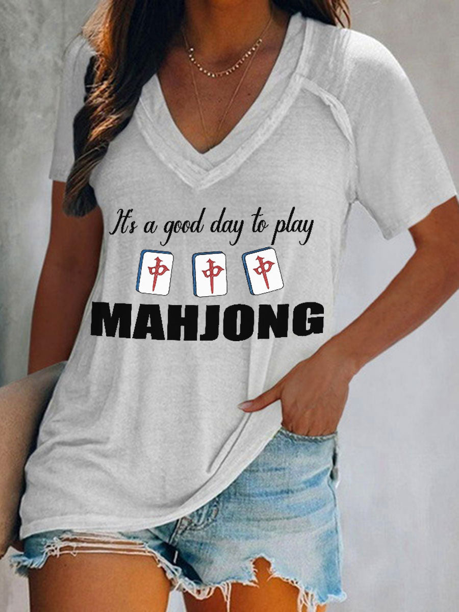 Frauen, es ist ein guter Tag, um Mahjong V-Ausschnitt Tops zu spielen