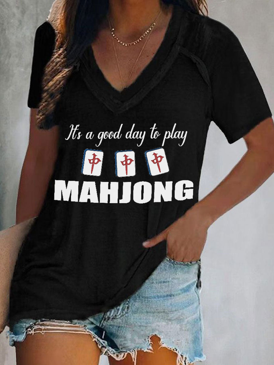 Frauen, es ist ein guter Tag, um Mahjong V-Ausschnitt Tops zu spielen