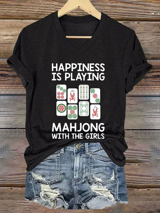 Frauen glück spielt Mahjong mit dem Mädchen T-Shirt mit V-Ausschnitt