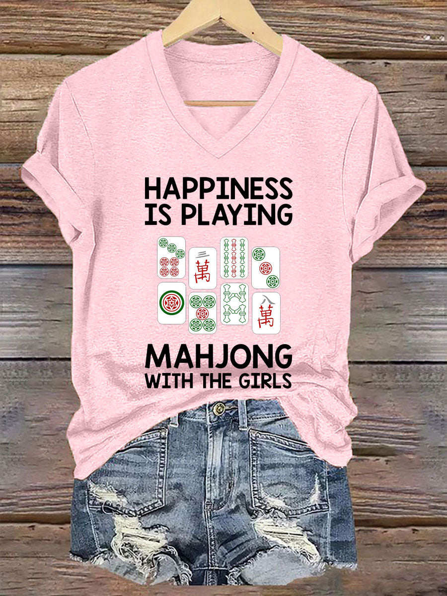 Frauen glück spielt Mahjong mit dem Mädchen T-Shirt mit V-Ausschnitt
