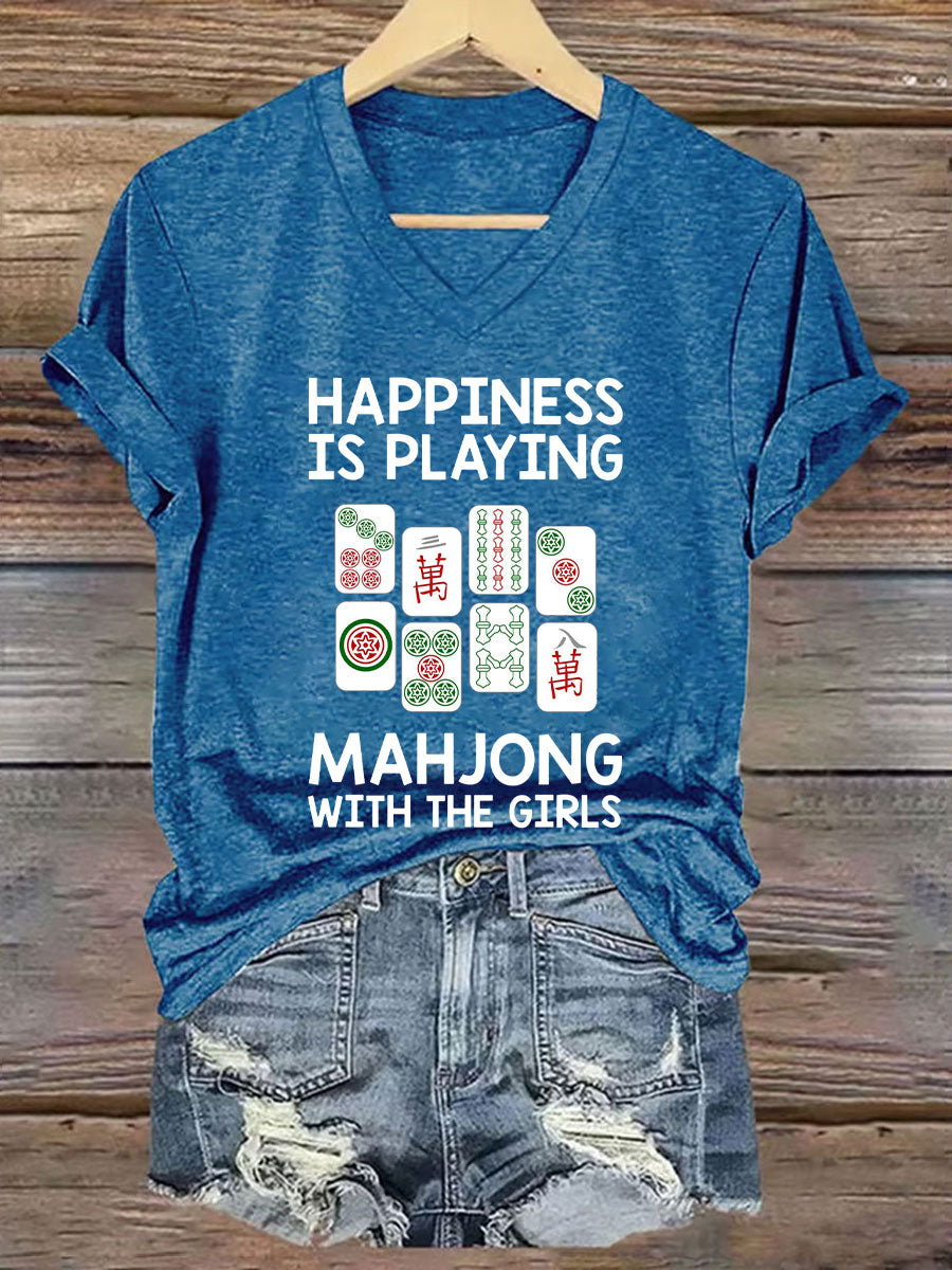 Frauen glück spielt Mahjong mit dem Mädchen T-Shirt mit V-Ausschnitt