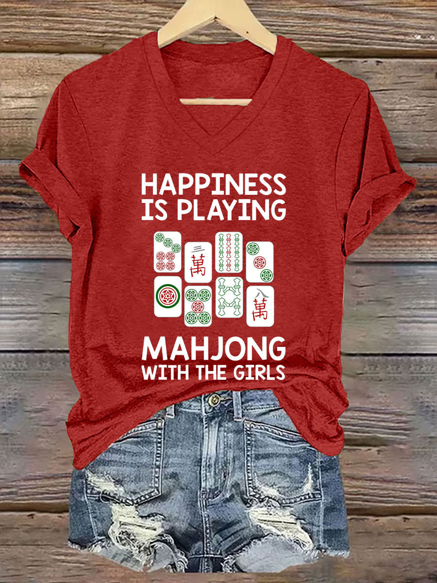 Frauen glück spielt Mahjong mit dem Mädchen T-Shirt mit V-Ausschnitt