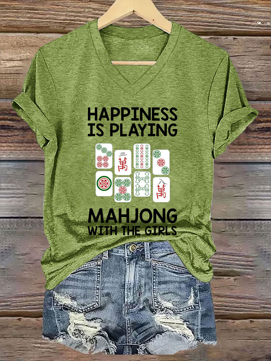 Frauen glück spielt Mahjong mit dem Mädchen T-Shirt mit V-Ausschnitt