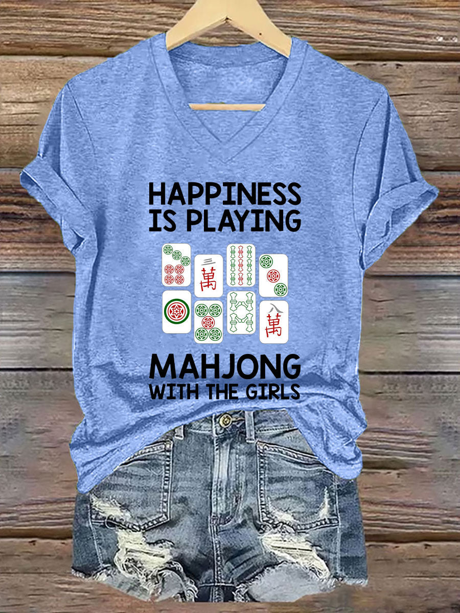 Frauen glück spielt Mahjong mit dem Mädchen T-Shirt mit V-Ausschnitt