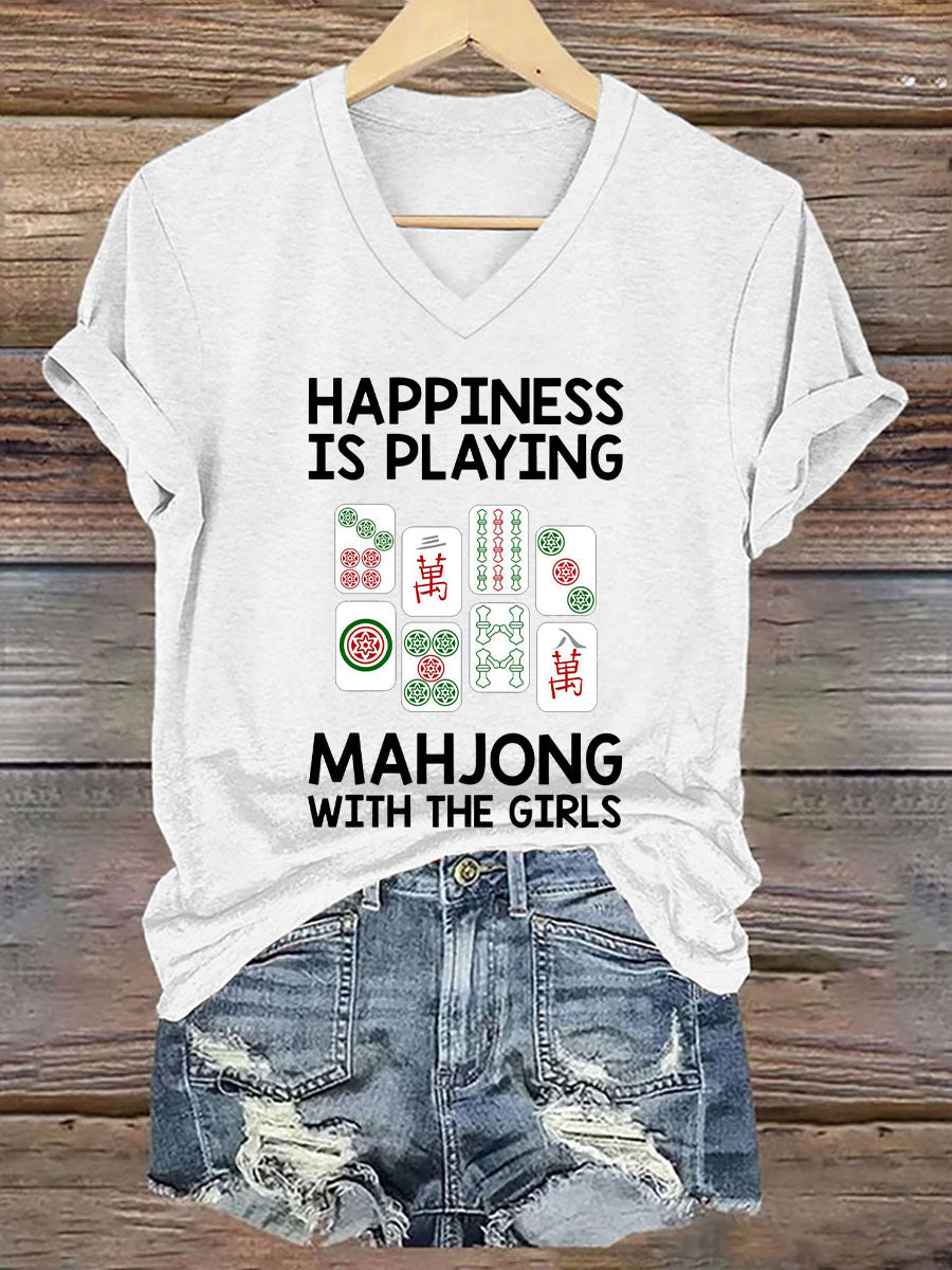 Frauen glück spielt Mahjong mit dem Mädchen T-Shirt mit V-Ausschnitt