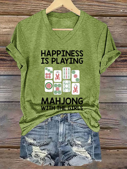 Frauen glück spielt Mahjong mit dem Mädchen T-Shirt mit V-Ausschnitt