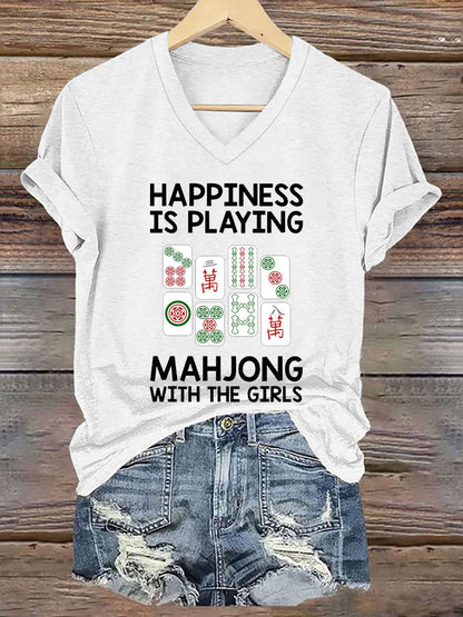 Frauen glück spielt Mahjong mit dem Mädchen T-Shirt mit V-Ausschnitt
